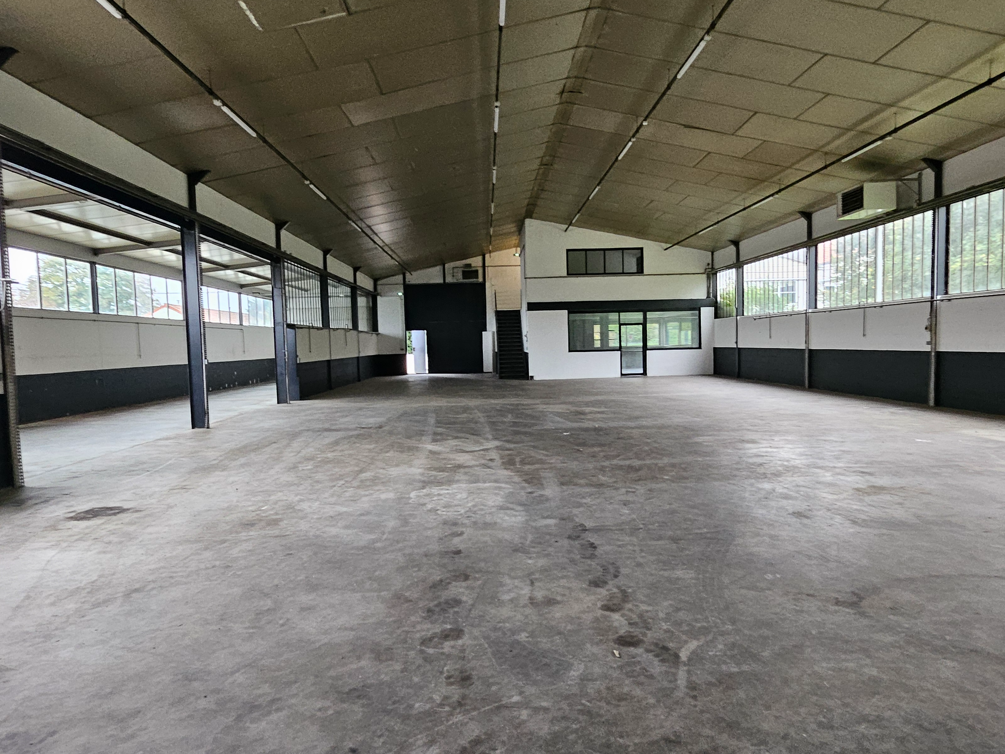 Local d'activité à louer - 834.0 m2 - 77 - Seine-et-Marne